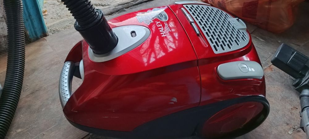 Пылесос, в рабочем состоянии