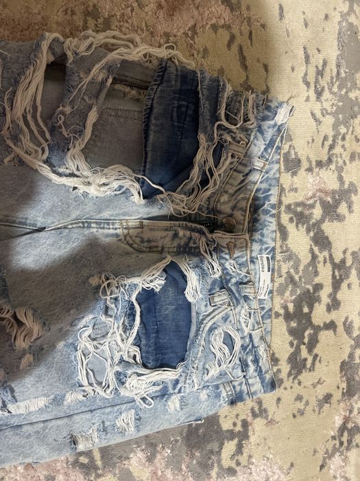 blugi.   rupti.     bershka