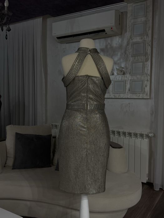 Елегантна вечерна рокля в металически златист нюанс