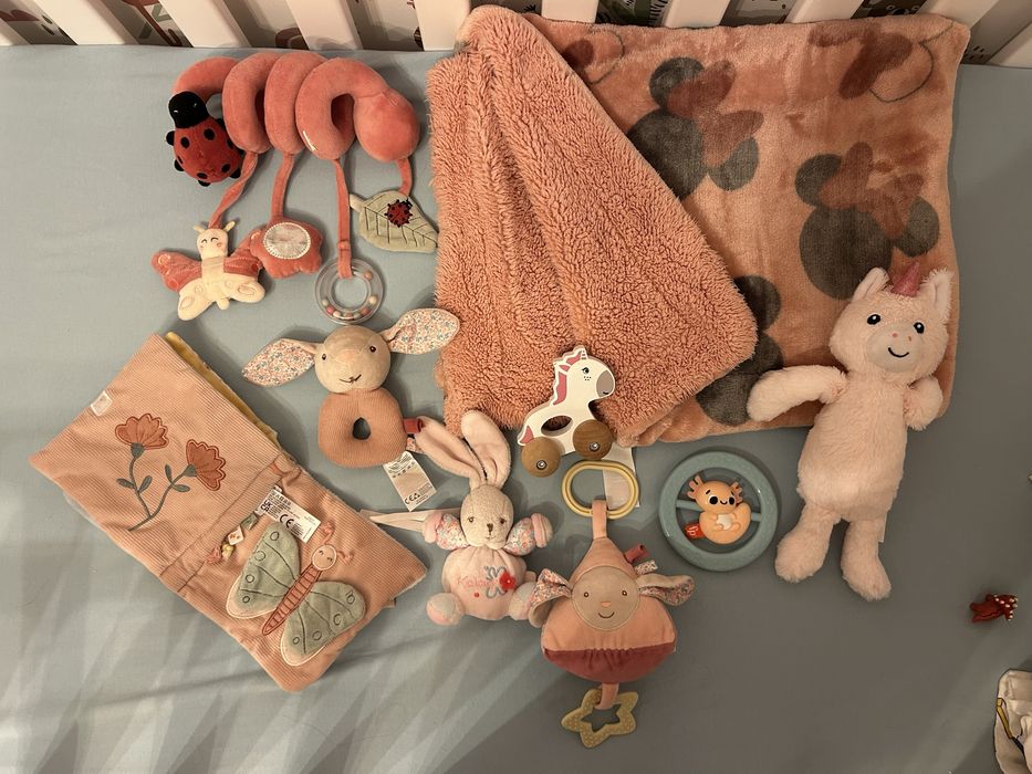 Лот с играчки за бебе момиче