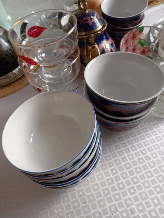 Тарелки, стаканы, чайник и т. д