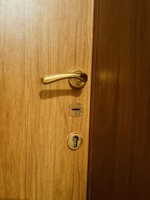 Входна врата с каса