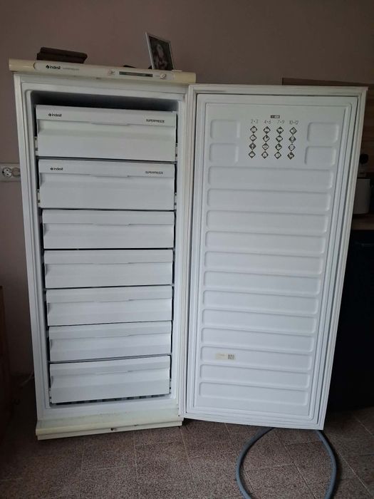Продавам запазен фризер