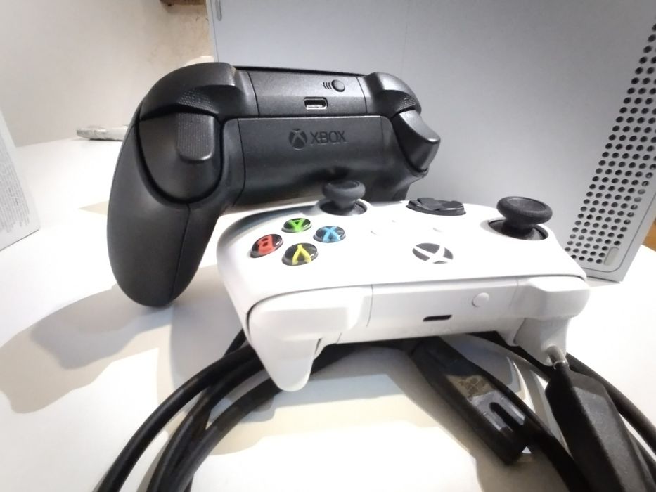 Xbox Series S 512 + 2 control wireless în stare nouă