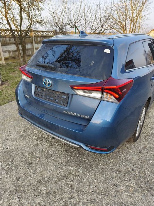 Toyota Auris Hybrid 2016 avariat