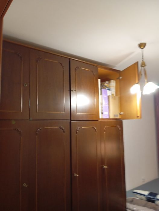 Шкаф с резьбой в отличном состоянии