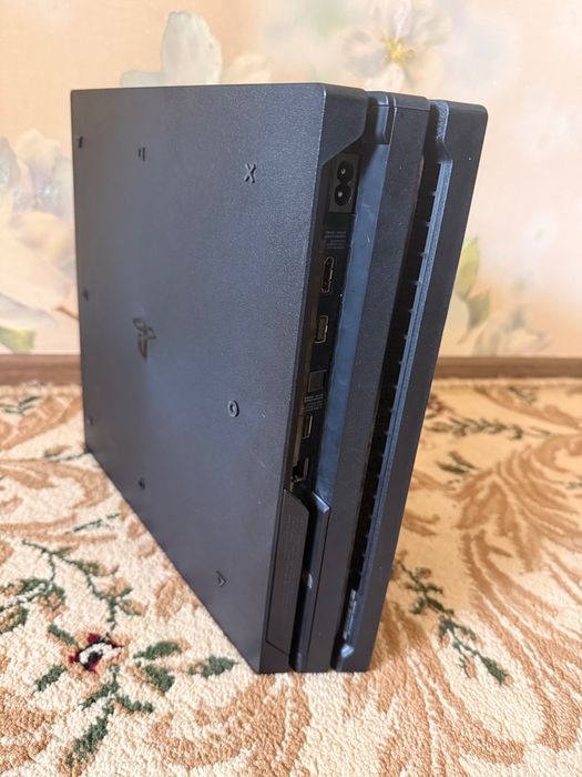 Продается игровая приставка Sony PlayStation 4 pro в хорошем состоянии
