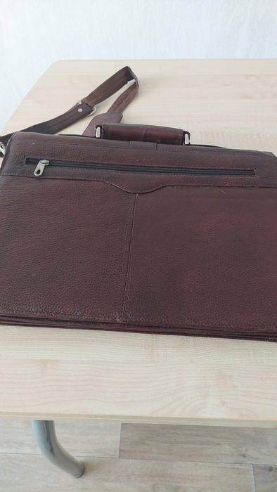 Красивый коженный портфель
