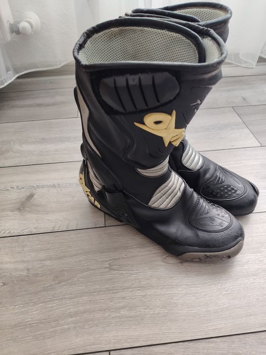 Echipament moto (cască + ghete)