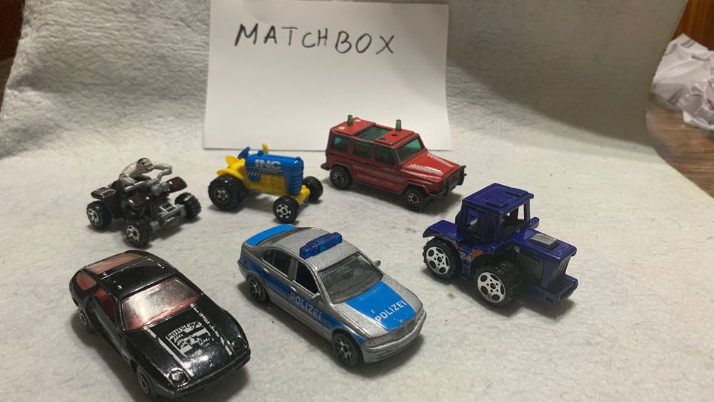 Метални колички на различни производители 1:64