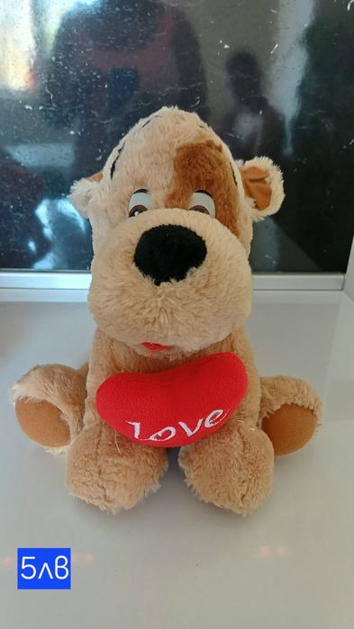 Плюшени играчки и коледна лампа