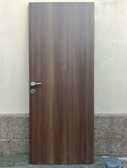 Vând 2 uși noi de interior