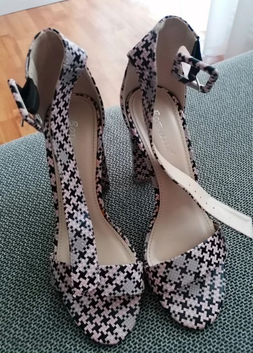 Sandale marimea 35 cu interiorul de 22.5 cm