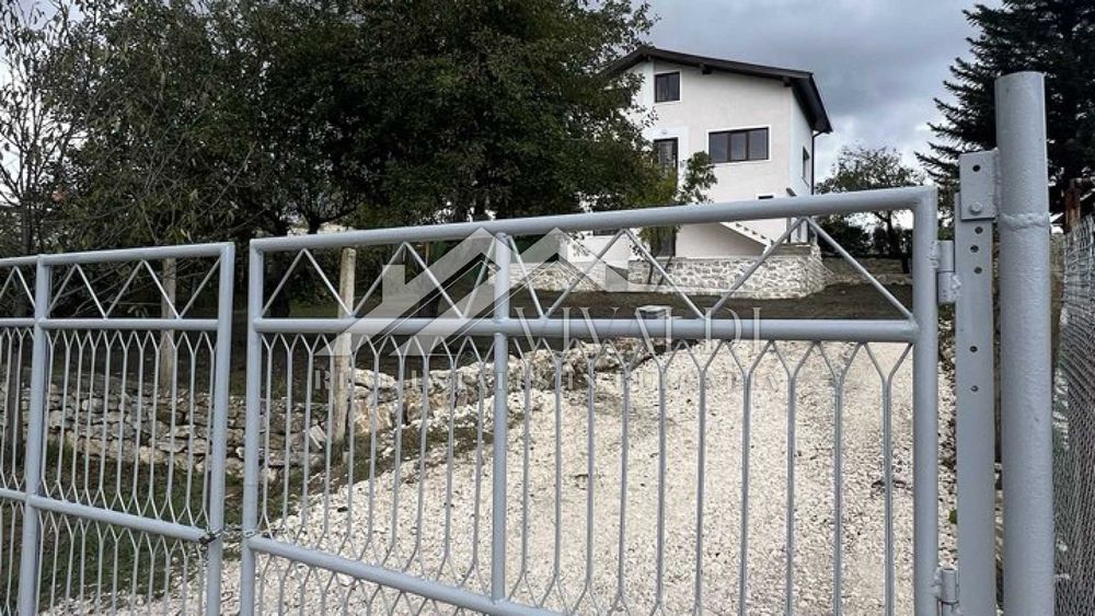 Просторна триетажна къща с парцел в село Осеново, област Варна