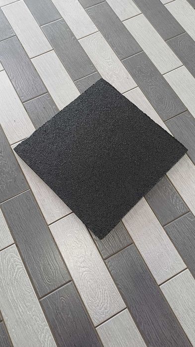 Продам резиновую плитку 50×50×1см