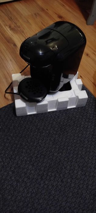 Продавам кафе машина работеща с капсули  TASSIMO