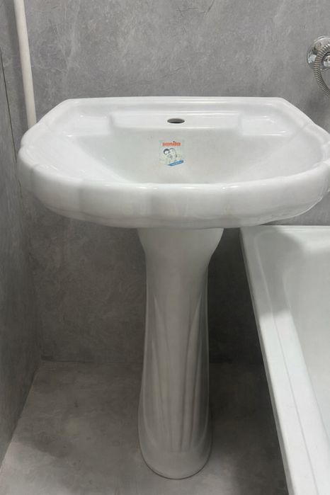 Продам раковину с пьедесталом