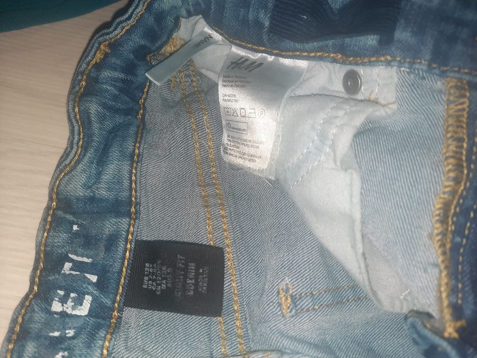 Суичър Guess и дънки H&M