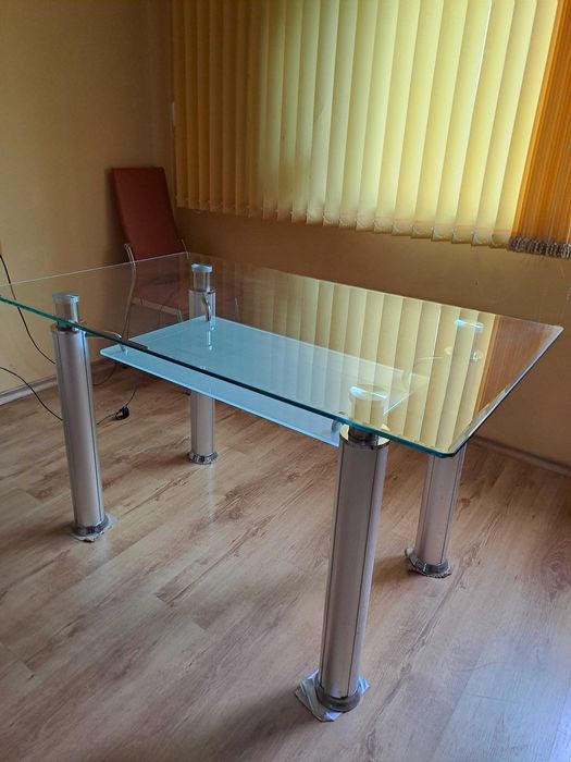 Трапезна  маса стъклена