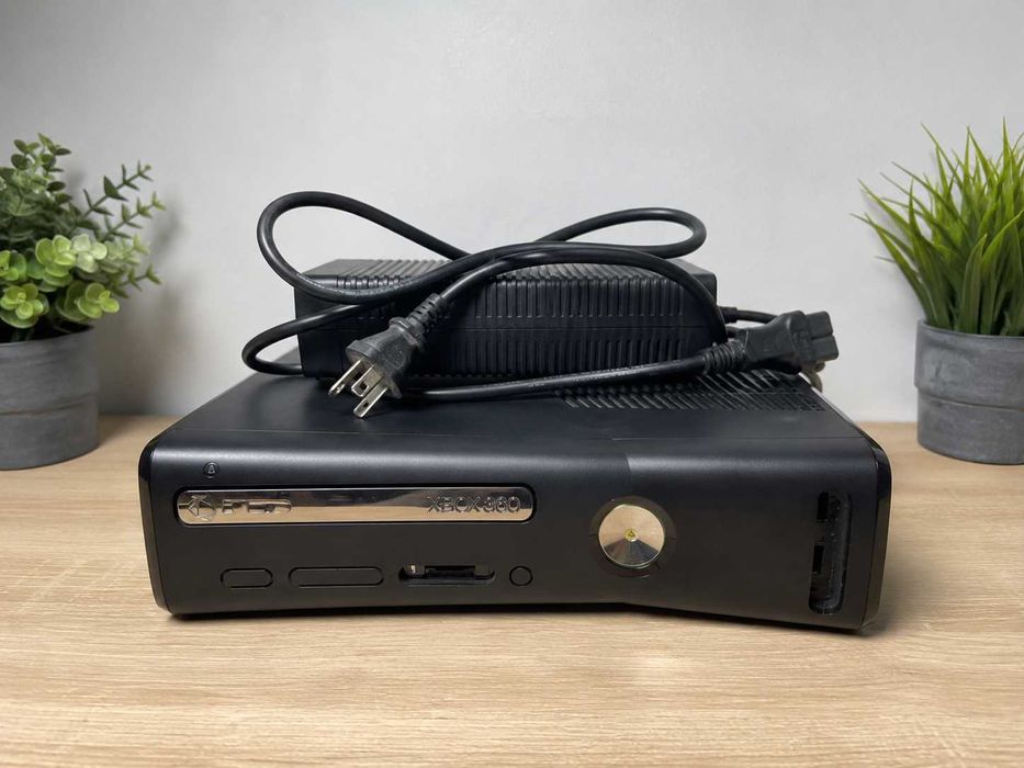 Xbox 360 cu jocuri preinstalate