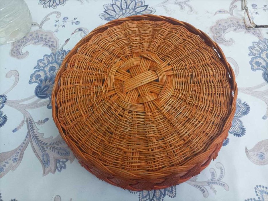 Корзина плетёная или сават.