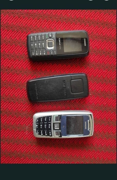 Telefoane pentru piese de schimb, unele sunt funcționale și chiar au baterii încorporate.
