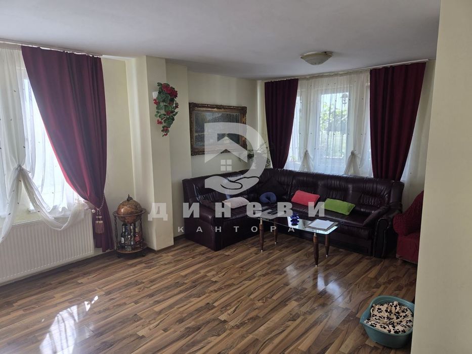 Двуетажна къща в село Могила