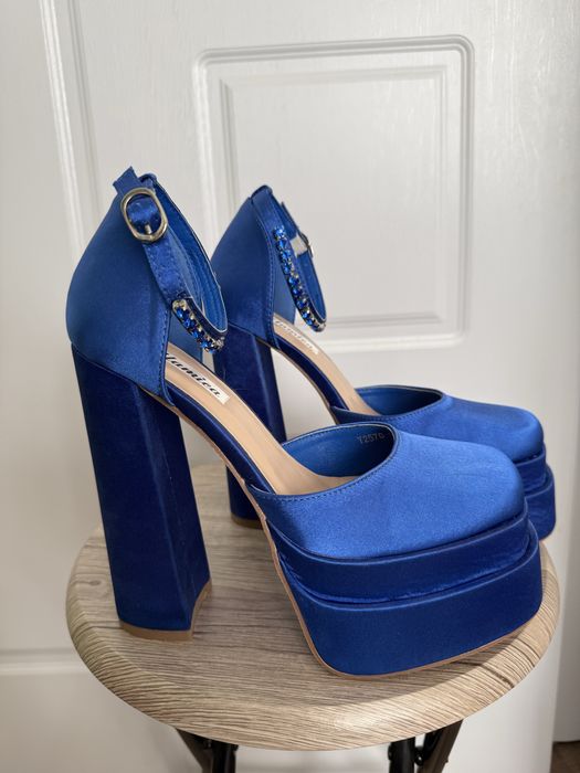 Versace модел -  обувки на ток платформа турско синьо сатен нови 37