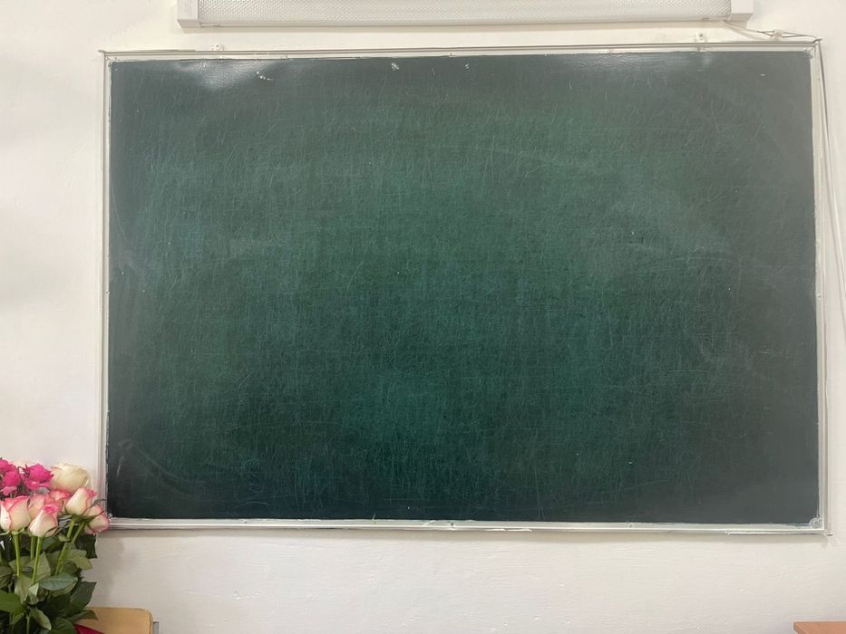Школьная меловая доска и офисные стулья