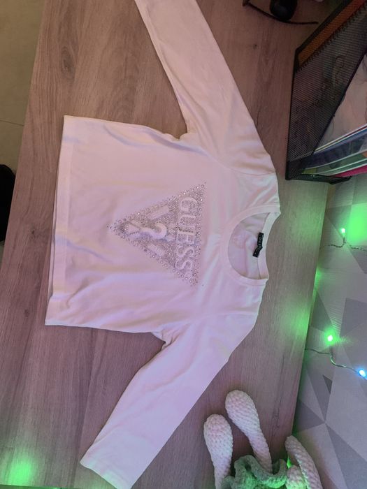 Бяла блуза GUESS с дълъг ръкав и камъни