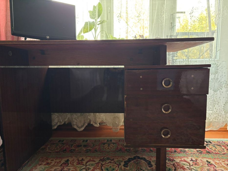 Швейную машинку , письменный стол