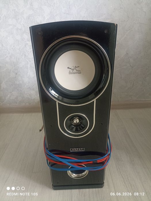 Продам две колонки со встроенным сабвуфером.