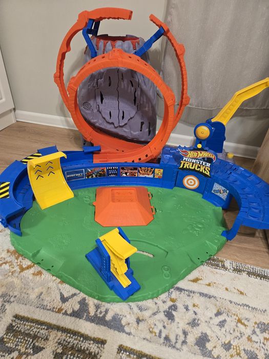 Hot Wheels Monster Truck T-rex Volcano Arena