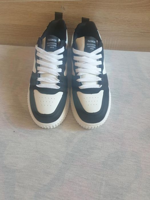 Чисто нов чифт обувки