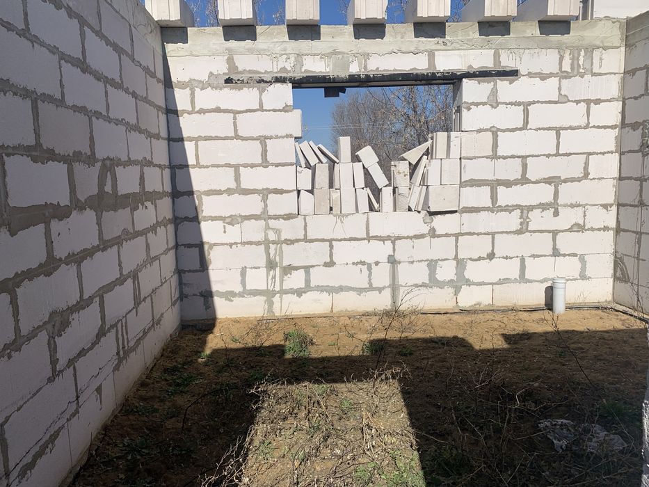 Продам участок с недостроенным домом