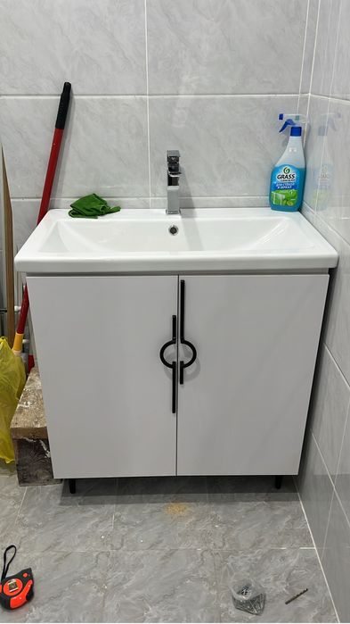 Шкаф, прохожая и тумба