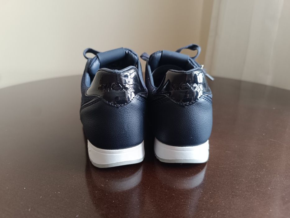 Кроссовки черные 37 и белые 38