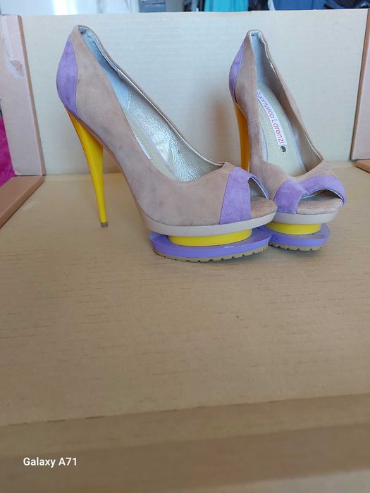 Дамски обувки на висок ток. Естествен  велур