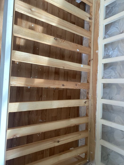 Кровать деревянная