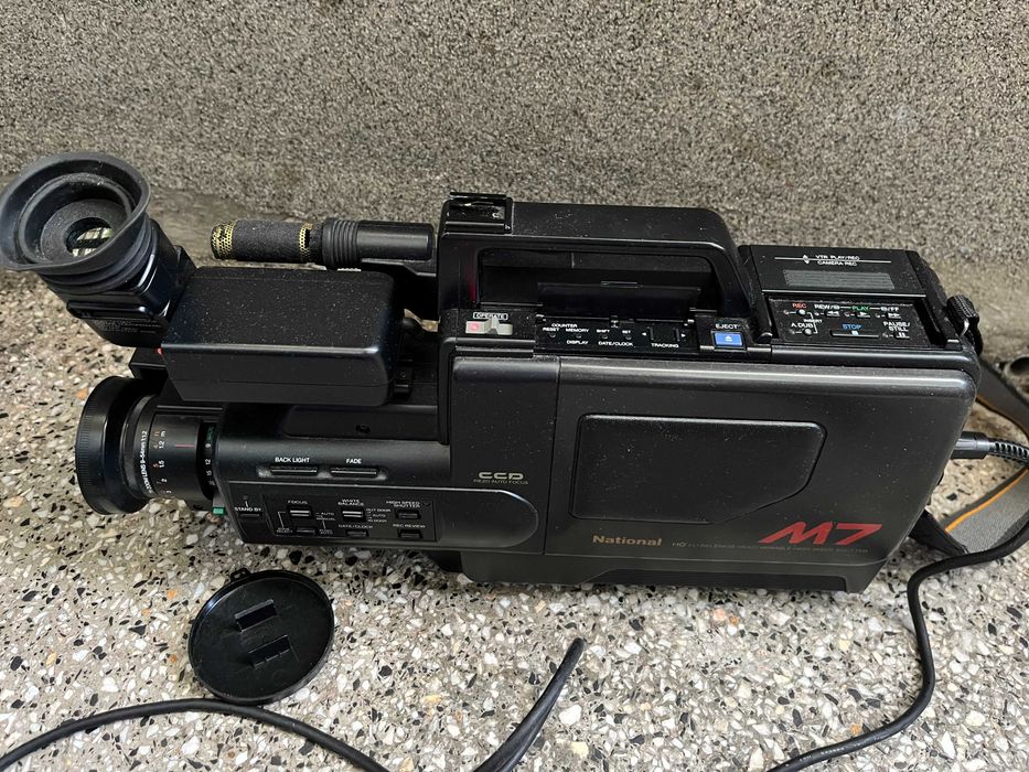 VHS видеокамера National M7