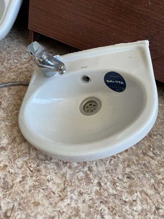 Продам раковину Sanita с пъедисталом + кран