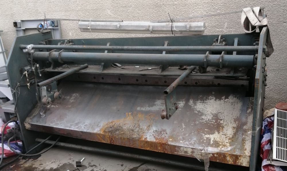 Гилотина за рязане на ламарина