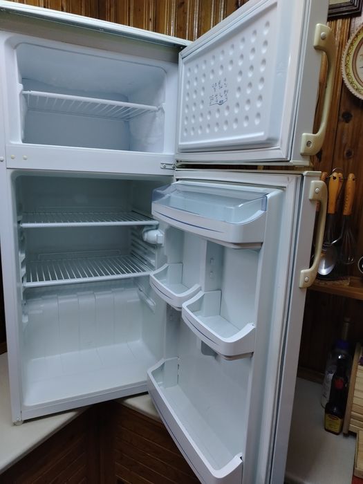 Хладилник с горна камера