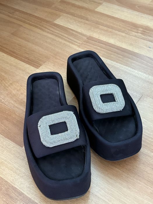 Черни чехли с камъчета без забележки