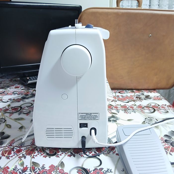 Masina de cusut VERITAS cu butoniera automata dintr-un singur pas