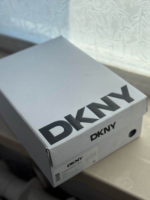 Продам абсолютно новую обувь DKNY
