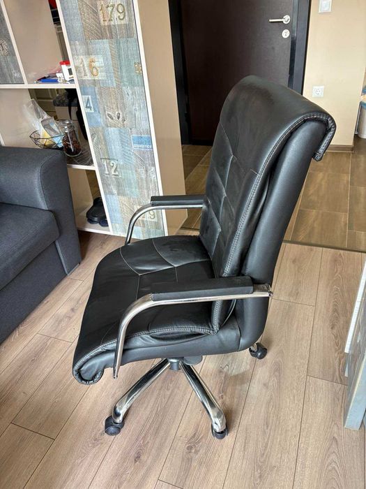 Продавам офис стол в отлично състояние