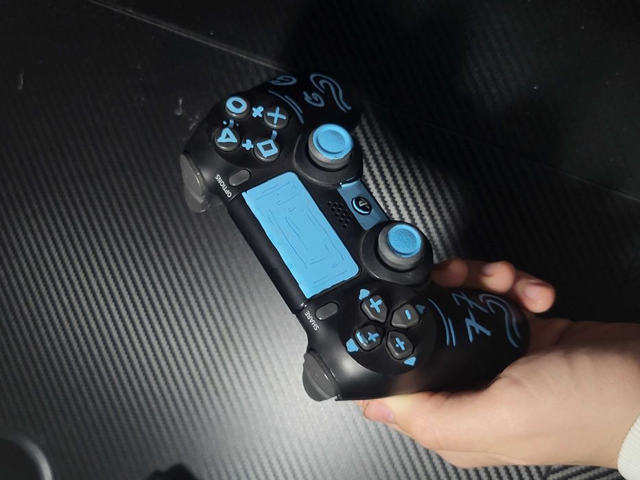 play station 4 + джойстик , перфектно състояние .