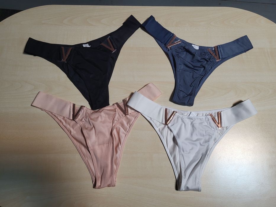 Лъскави дамски прашки тип танга с метални детайли