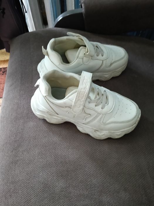 Кроссовки белые, 31 размер.